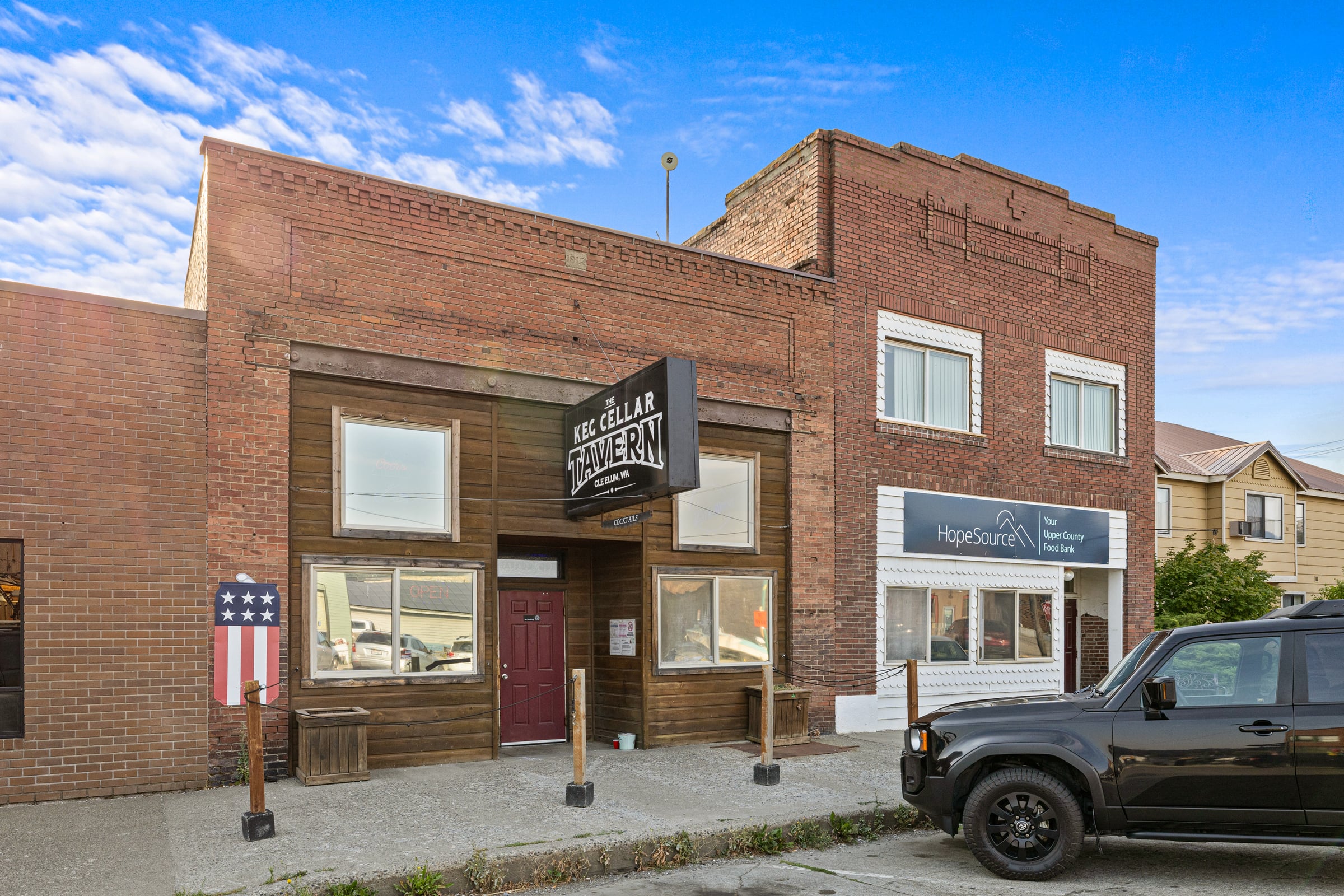 Bar & Lounge for Sale in Cle Elum, WA, $800K - Image 1