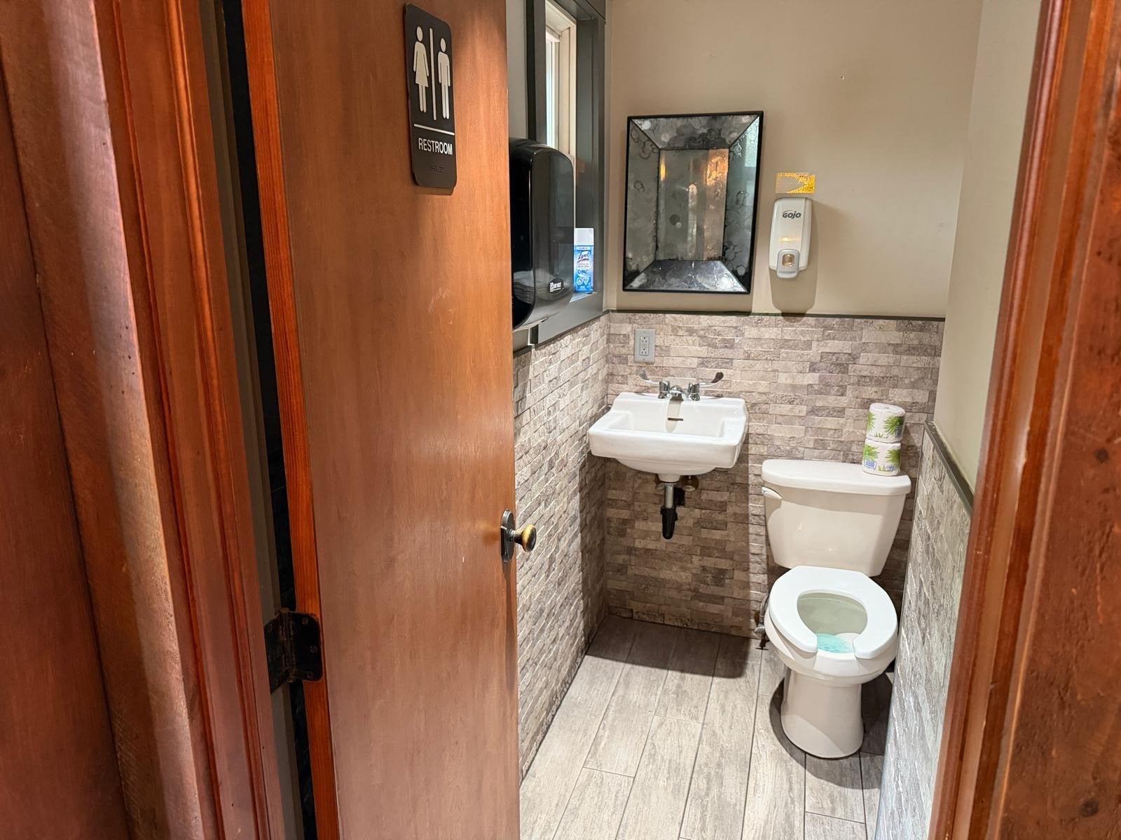 Bar & Lounge for Sale in Nanuet, NY, 2,000 SF - Thumbnail 2