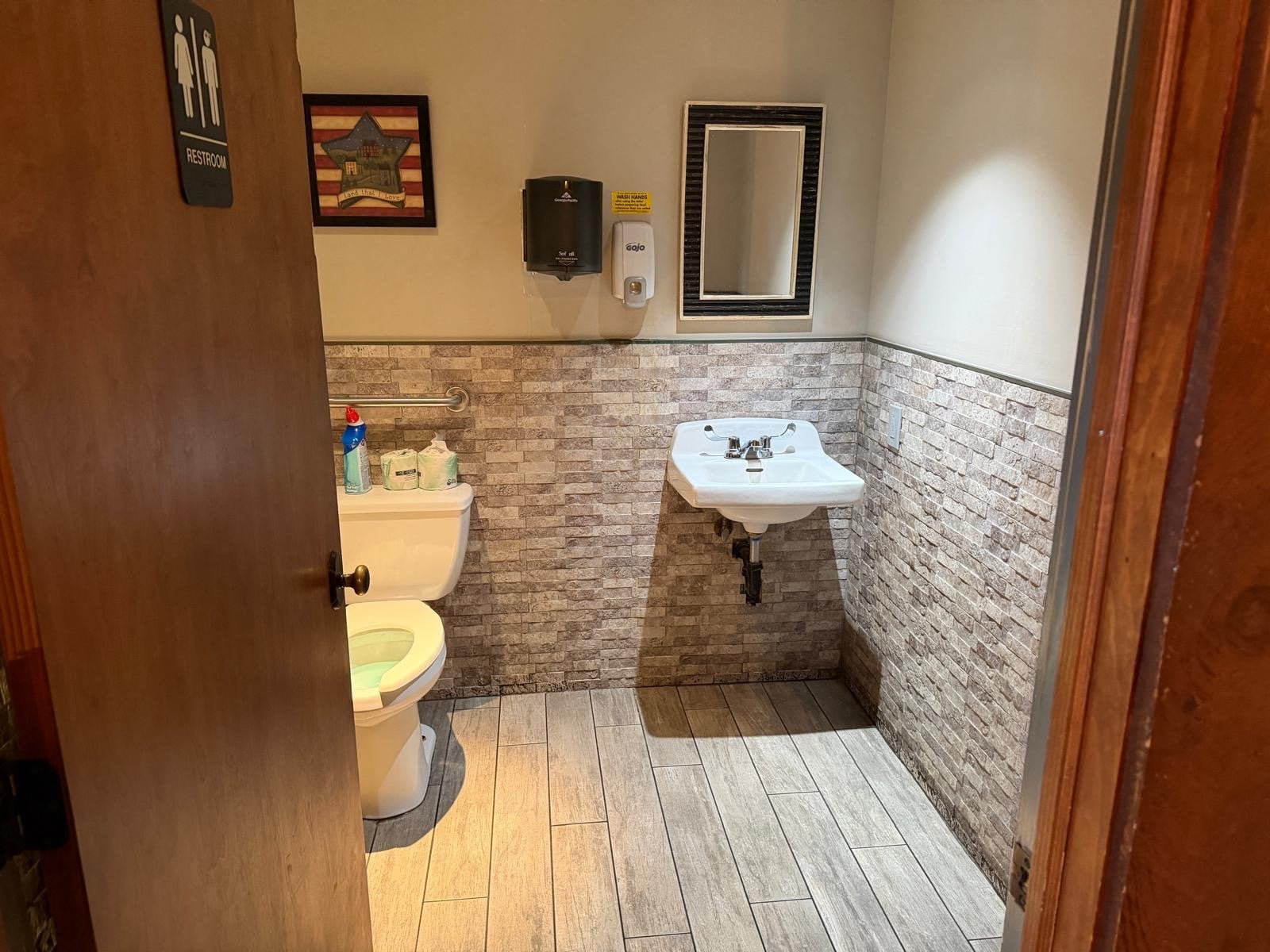 Bar & Lounge for Sale in Nanuet, NY, 2,000 SF - Thumbnail 1