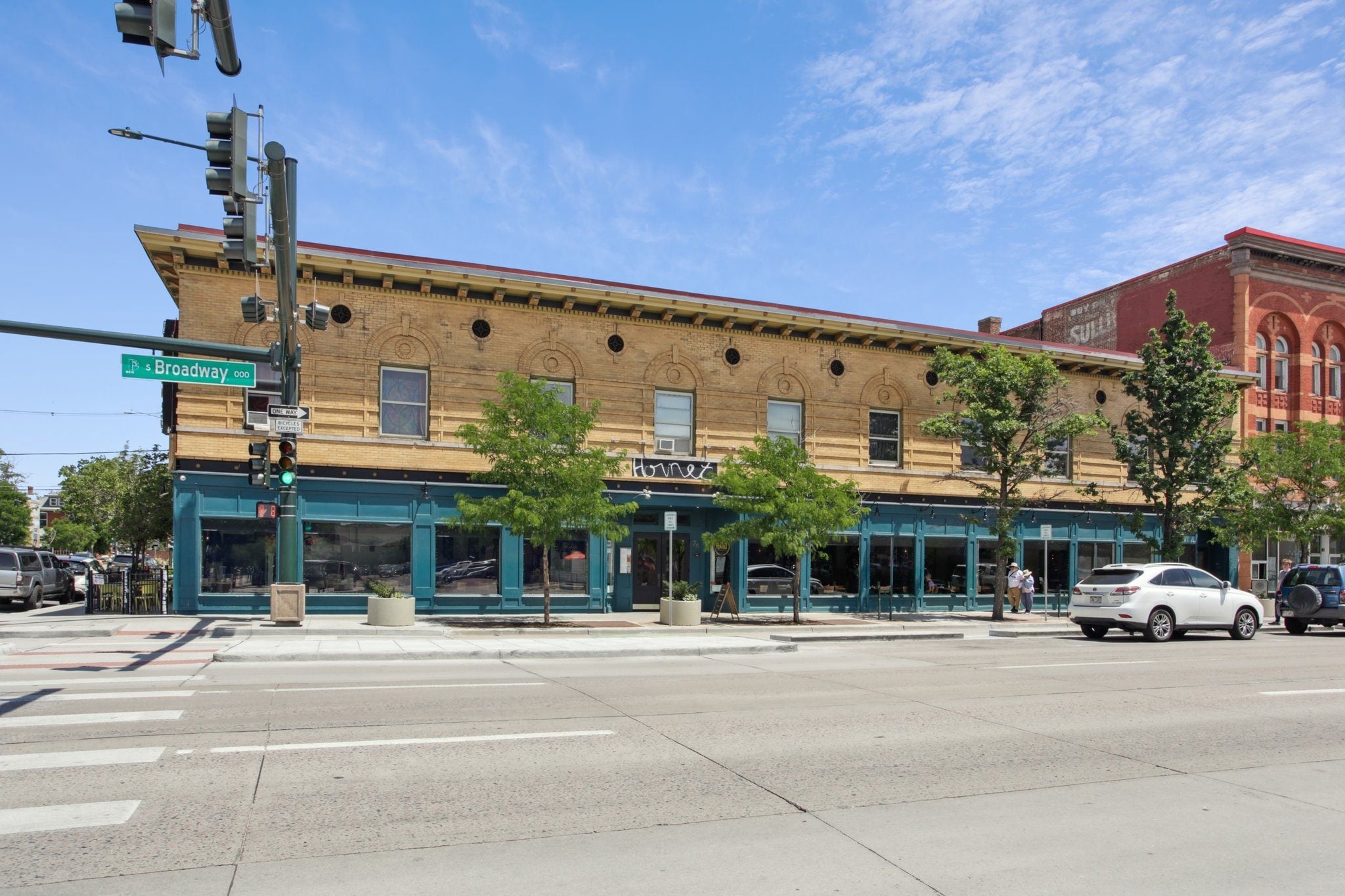 Iconic 2nd-Generation, Turnkey Restaurant for Lease in Denver - Image 2