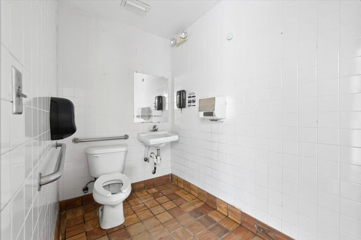 Drive-Thru Restaurant for Sale in Oneonta, AL, 2,651 SF - Thumbnail 1