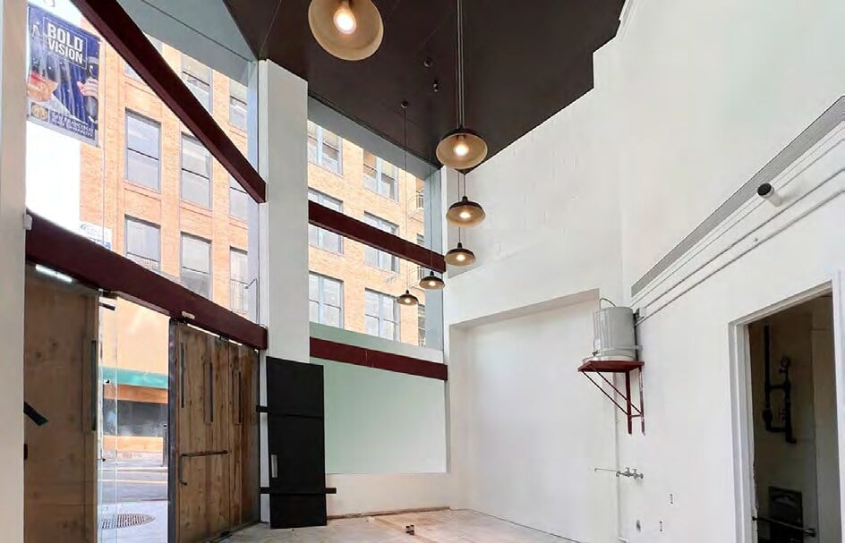 ±575 SF FiDi Retail / Café For Lease