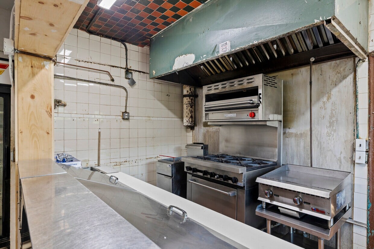 Full Restaurant for Lease in West Palm Beach, FL, 1,791 SF - Thumbnail 4