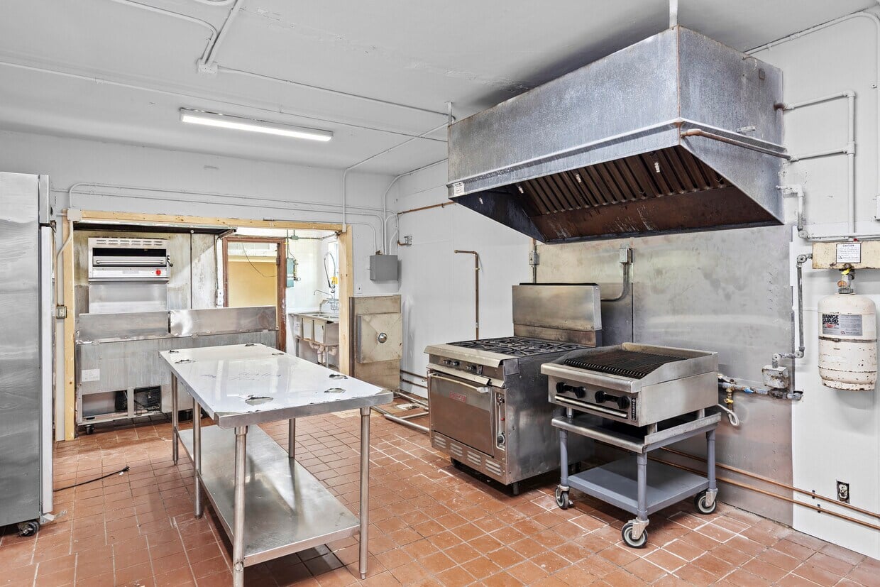 Full Restaurant for Lease in West Palm Beach, FL, 1,791 SF - Thumbnail 2